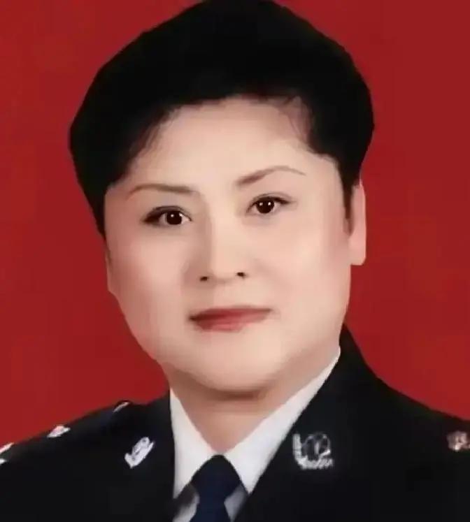 1988年，女警王玉荣结束卧底任务未换警服，遭两名壮汉强行塞进出租车，脖子被歹徒