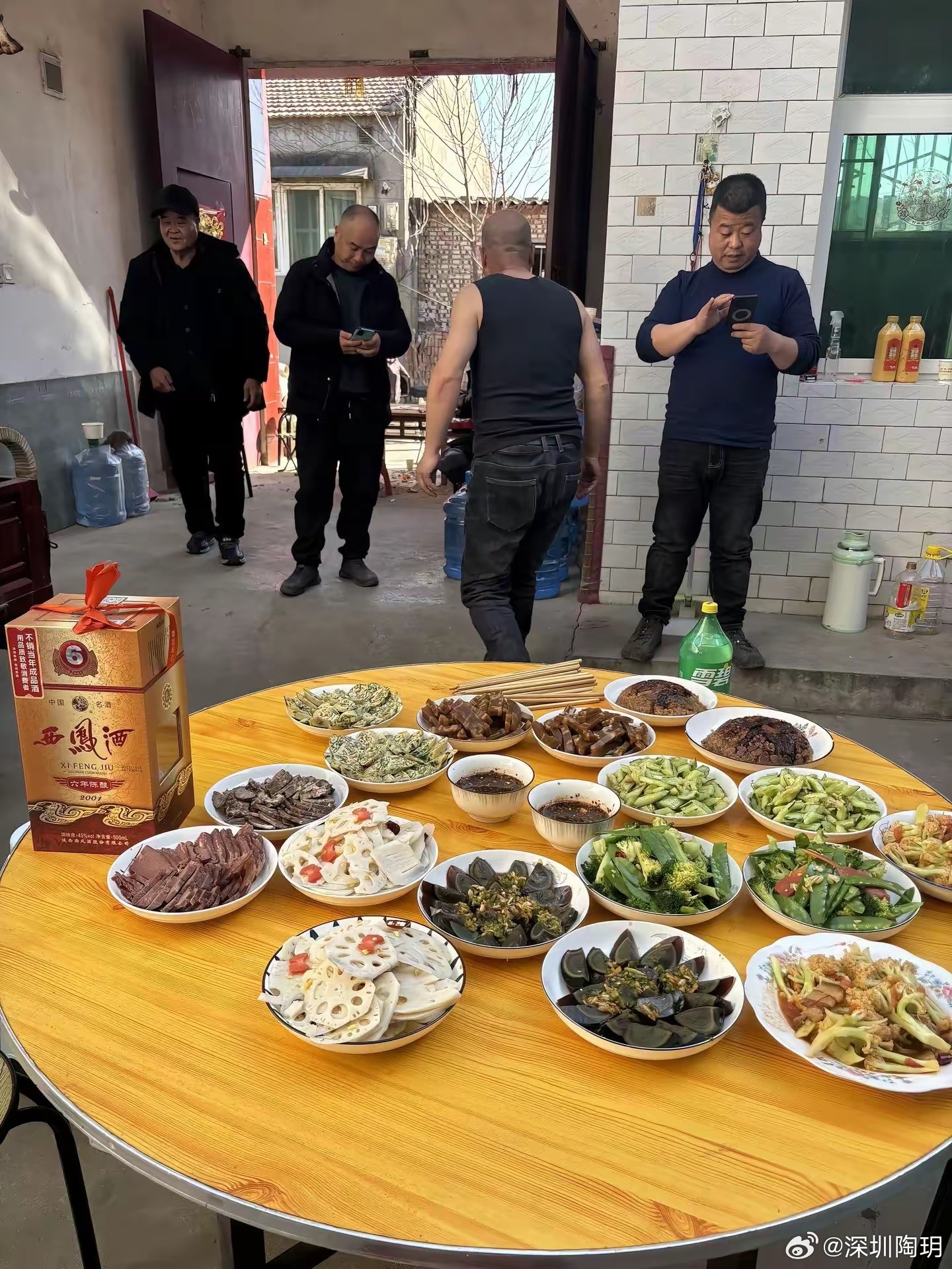 有人羽绒服，有人穿短袖。一桌凉菜，这是哪儿的待客之道？