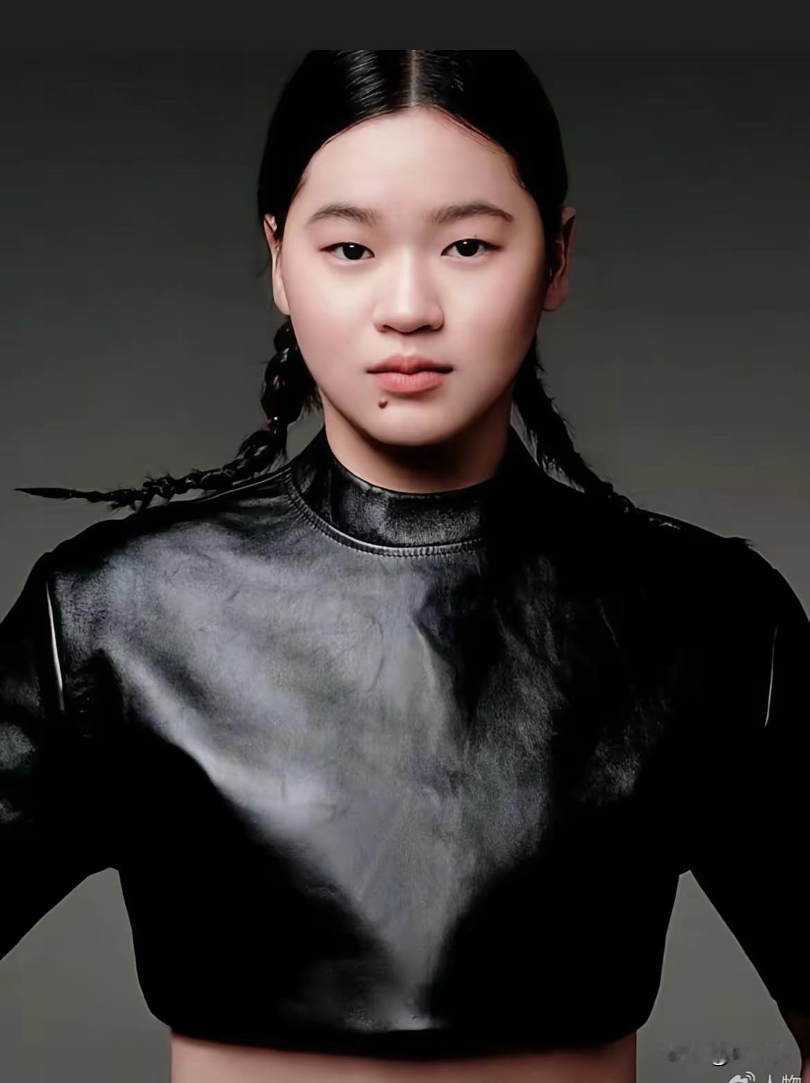 18岁的全红婵，登上了《人物》2025年度面孔的封面。这对她而言是个人杂志首秀，