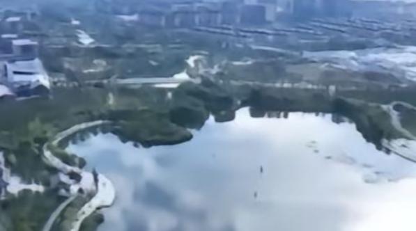 9年前，中国投入了5100亿，建设了一个面积相当于三个纽约市的新城，那就是雄安。