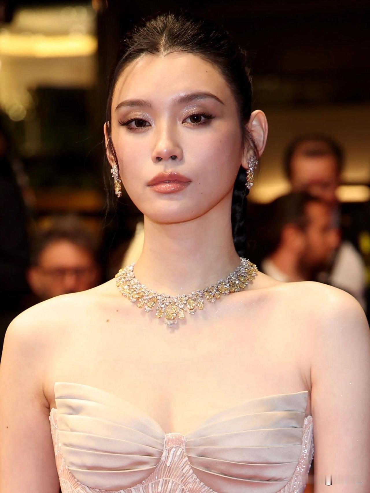 抱歉！她的鼻孔太抢戏啦！
结婚生子后的奚梦瑶，许久没有走上这么大的红毯了。超模还