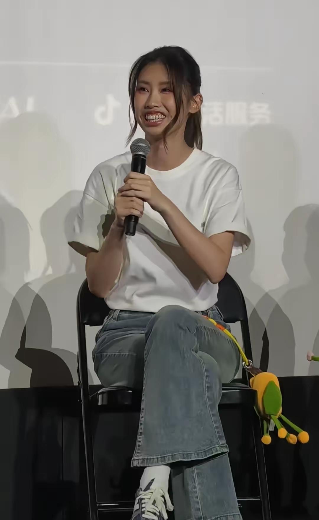 冯小刚咋不给养女徐朵整一下牙呢？
 
最近，徐帆带着徐朵亮相电影嘉年华活动。
看