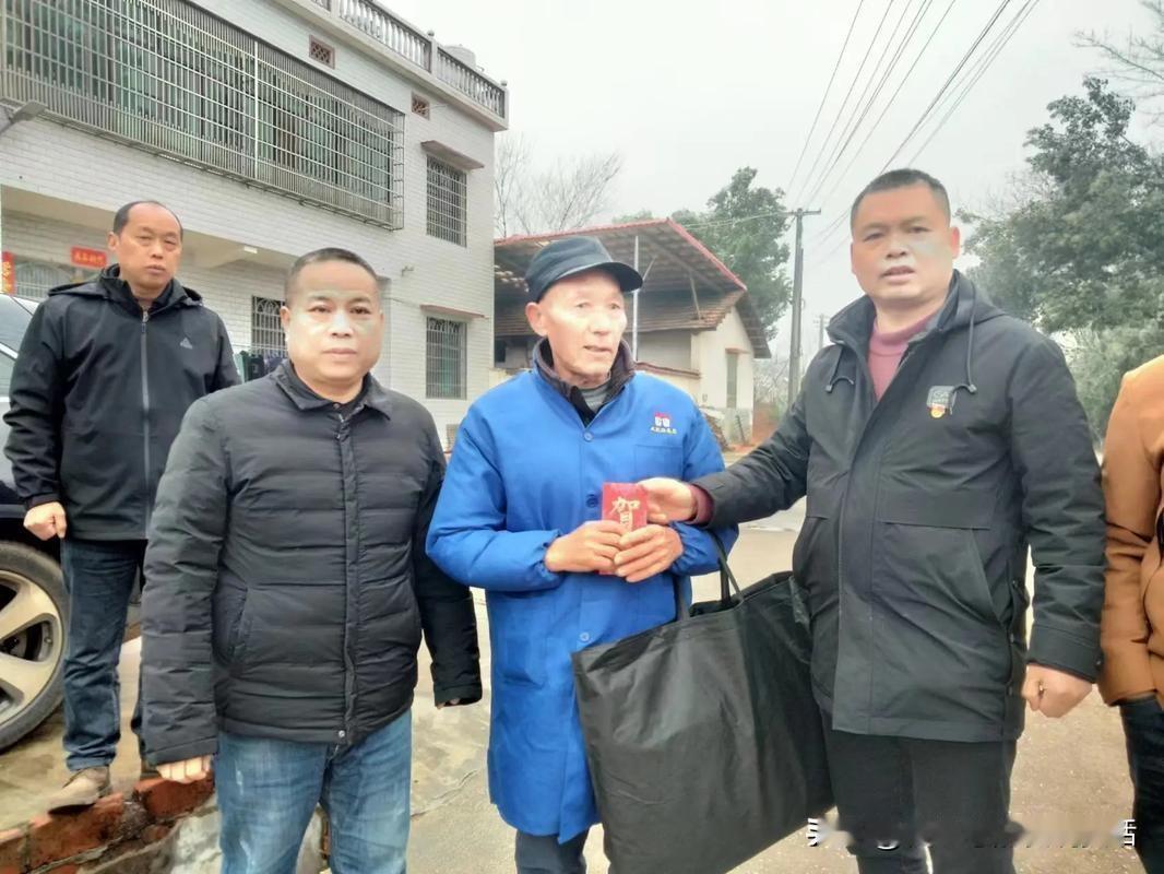 有人认为：生产队时期不用扶贫，包产到户后反而大规模扶贫，是不是农民生活变差了？我
