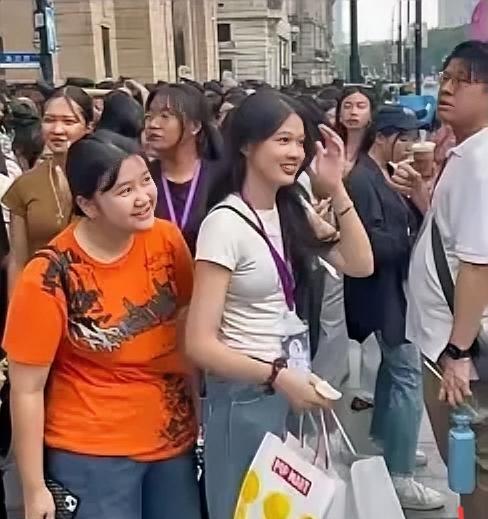 刚看了下
你敢信？
现在来中国的泰国旅游团，画风彻底变了。他们不逛故宫，不拍东方