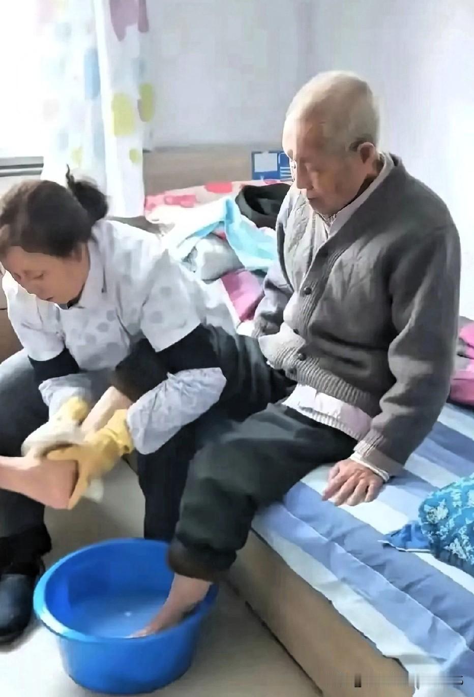 63岁到80岁，17年，每月雷打不动转账5860。他把这当作恩赐，殊不知这账本里