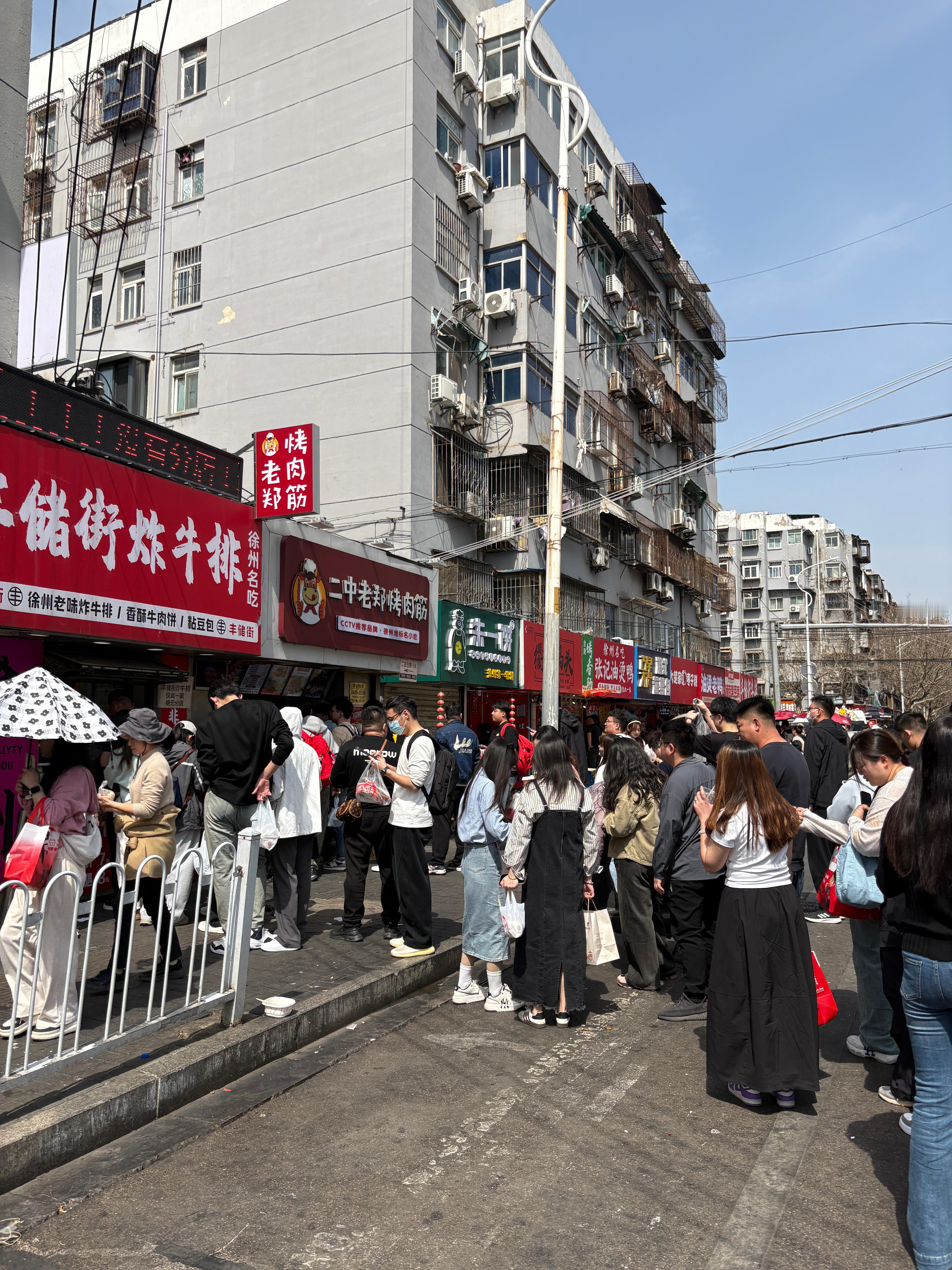 来富国街尝了下沓烙馍油烫鸭里脊肉夹馍，又打包了俩卷饼回家了。这次都没来得及吃烧烤