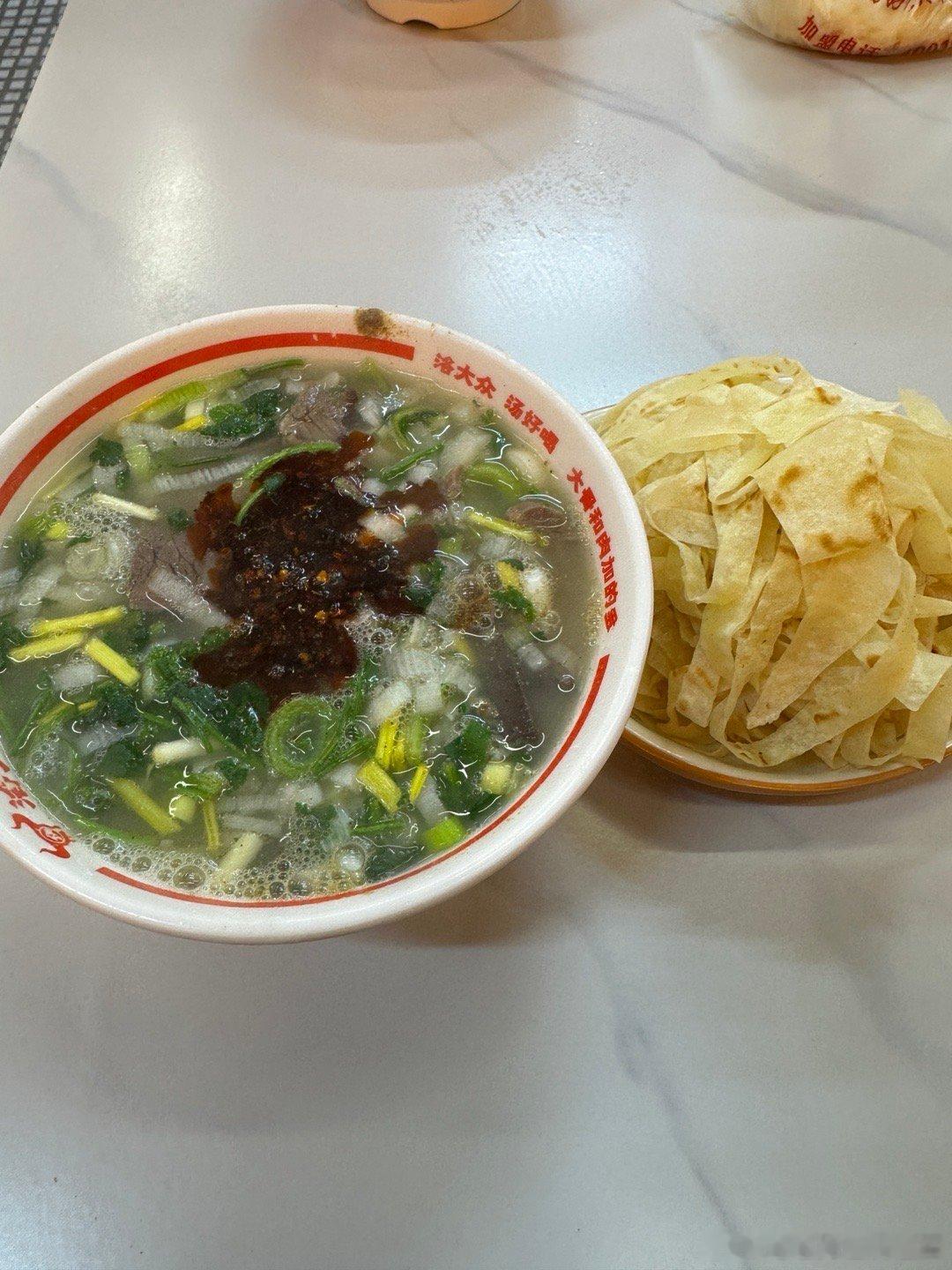 这一口洛阳牛肉汤 是有多想，洛阳人的浪漫咯。不过这家汤确实一般般。洛阳旅游 洛阳