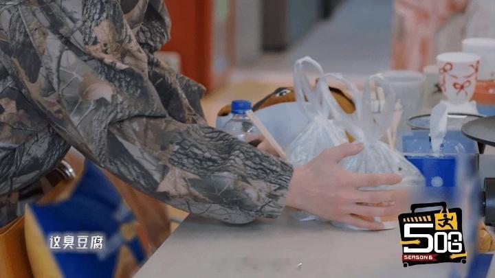 邓超中年叛逆期到了鹿晗去王勉家带了臭豆腐哈哈哈哈哈 鹿晗带臭豆腐去王勉家做客显兄