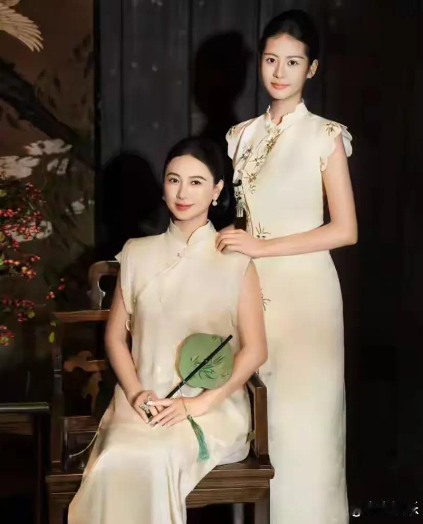 2025年中秋佳节，翁虹携17岁女儿小水晶晒出全家福，母女身着旗袍的惊艳造型瞬间