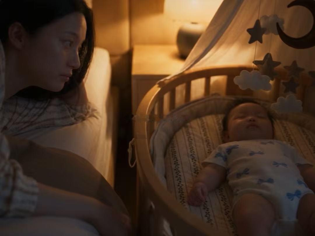 第一次见这么小众的赏月方式本以为在观测月亮，对焦一看竟是宝宝软乎乎的小脸。金领冠