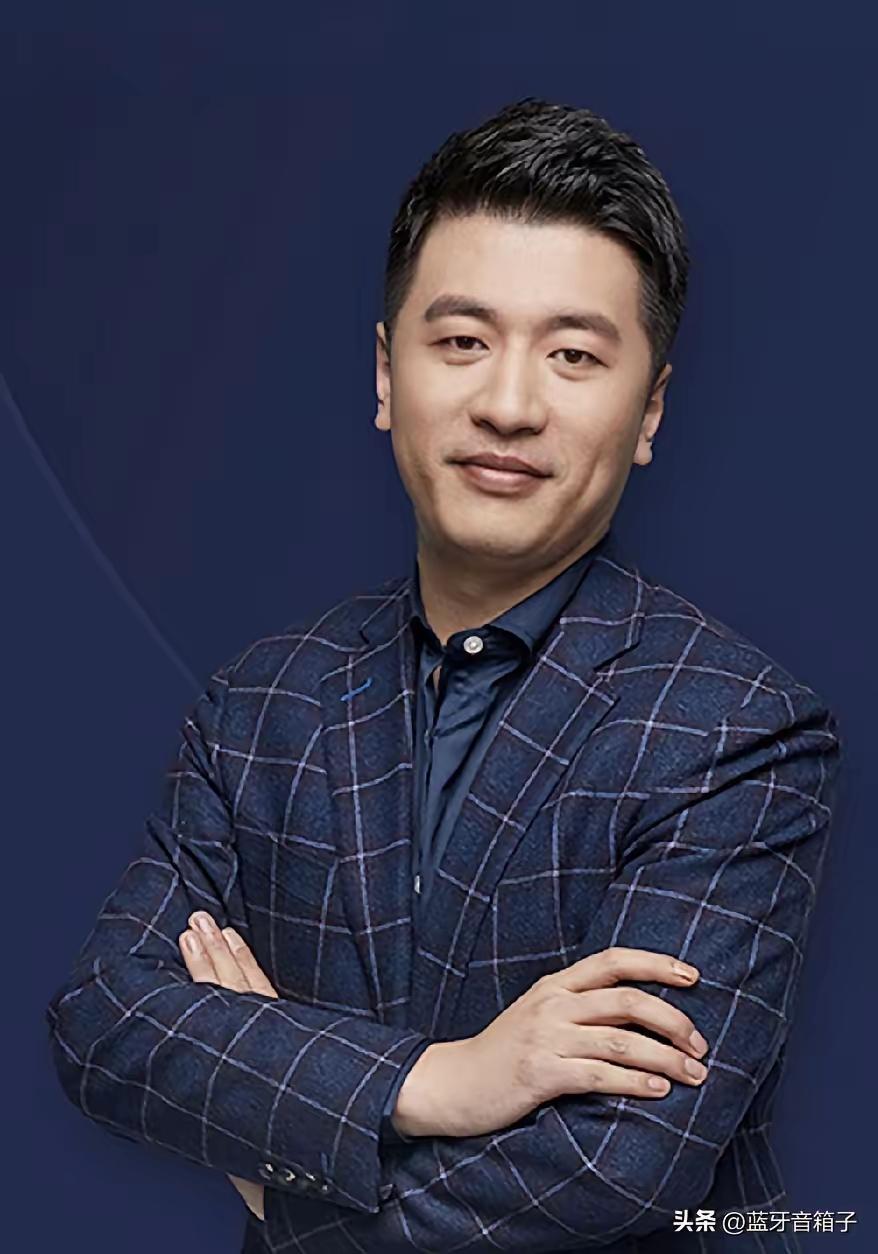 读懂张雪峰，才懂何为“清醒的真诚”。
张雪峰之所以能成为无数家庭的“人生指南”，