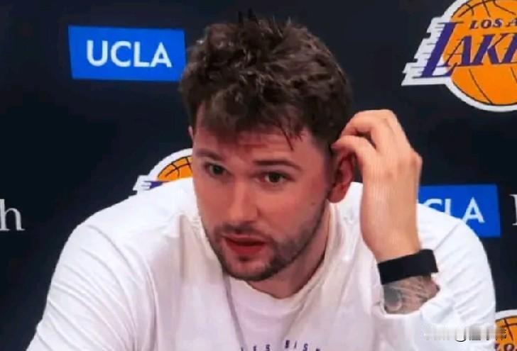 没有老詹湖人会更好？东契奇反驳道：

“这是一个愚蠢的问题。”

“我们都知道勒