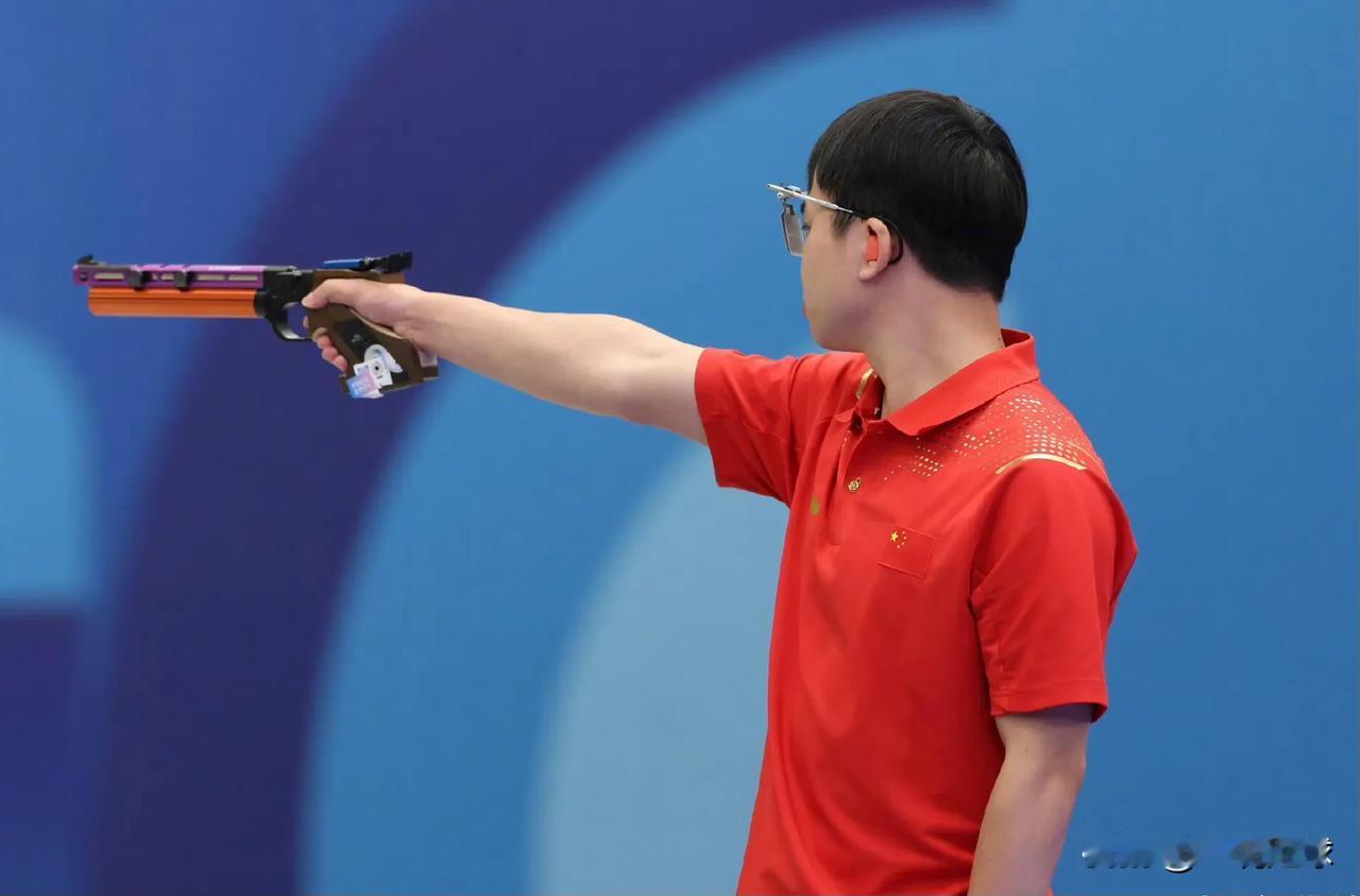 中国第3金到位，谢瑜！！他在射击男子10米气手枪项目决赛中逆转摘金！！预赛第六晋