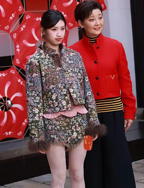 徐帆带养女徐朵高调亮相某品牌活动，母女俩同框的画面直接冲上了热搜。
 
徐帆一身