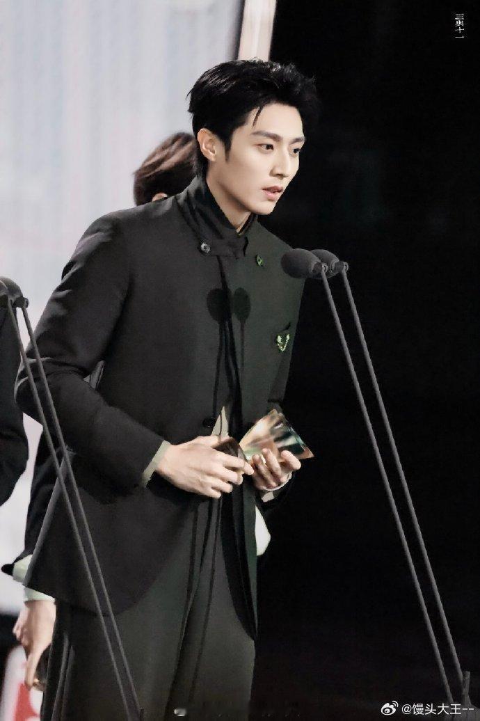 陈靖可年度突破剧集演员 谁懂这种又哭又笑的心情！为陈靖可拿奖开心，又被颁奖现场的