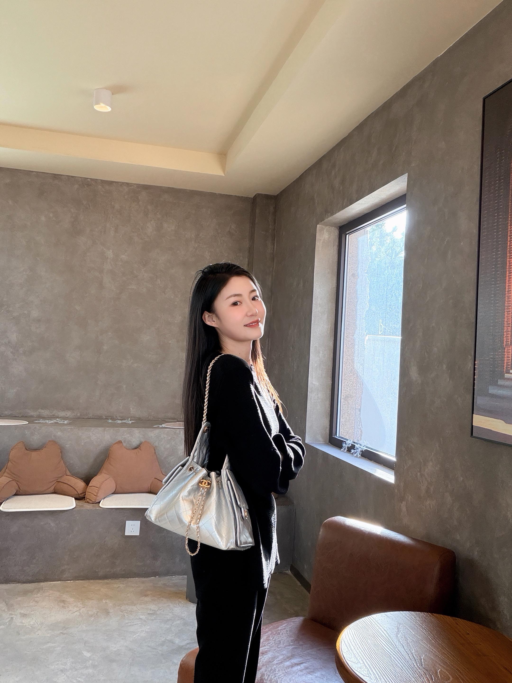 岁月会流逝，但对美的热爱不会。多买一件衣服，是在为不同阶段的自己存档...