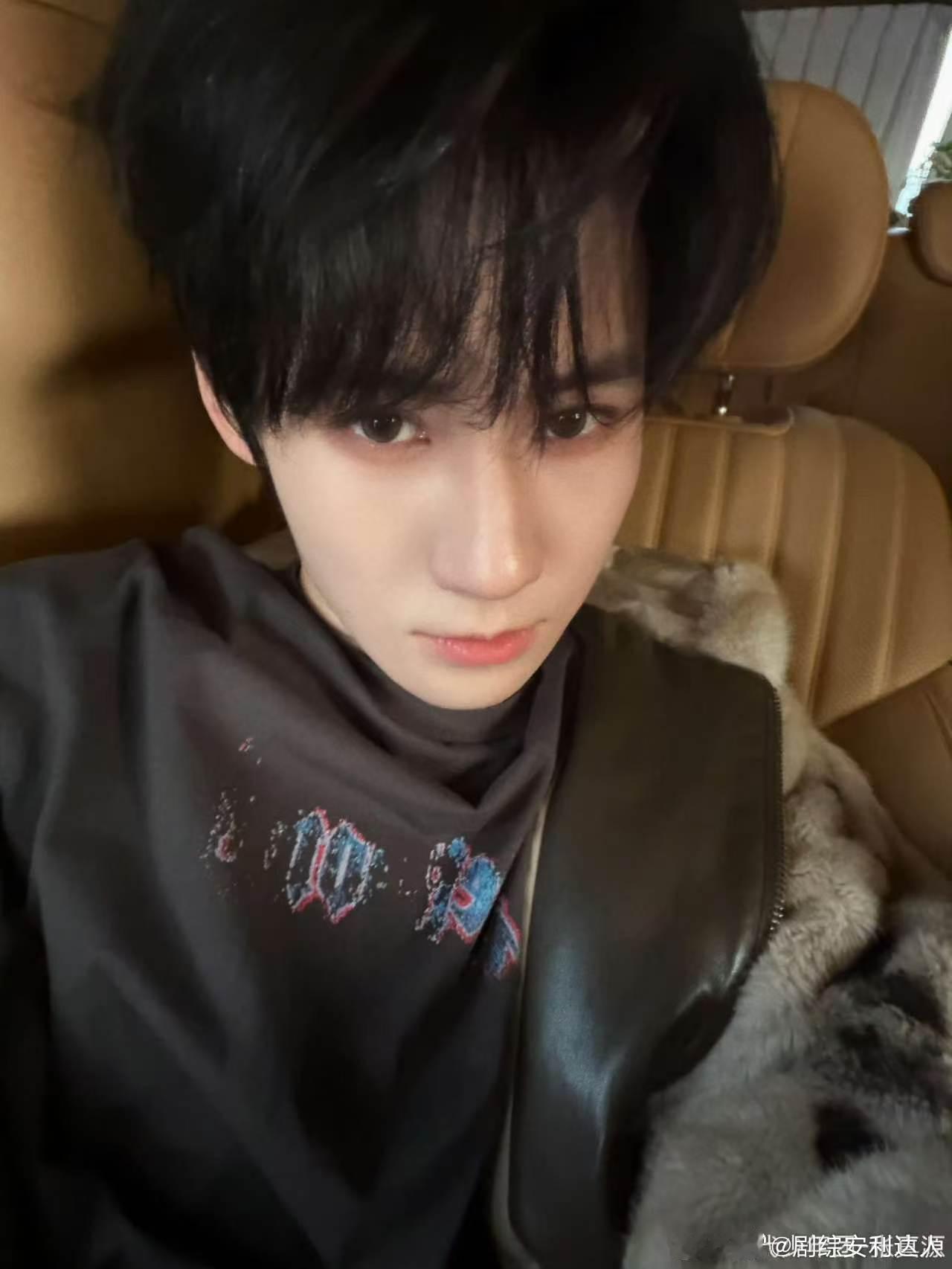 张真源激情指挥张真源整活就是要先陶醉自己 张真源整活先陶醉自己的态度很真实，激情