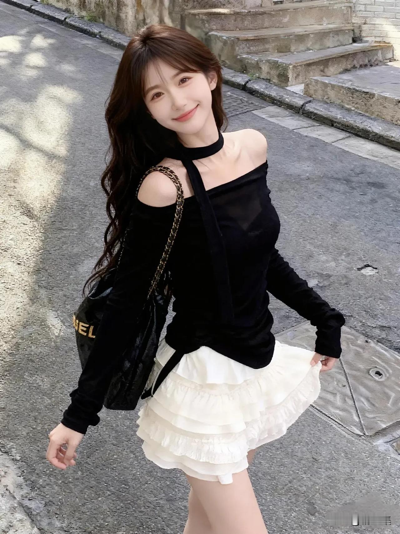 甜美少女风穿搭，黑色透视上衣搭配白色百褶裙，时尚又可爱！💕