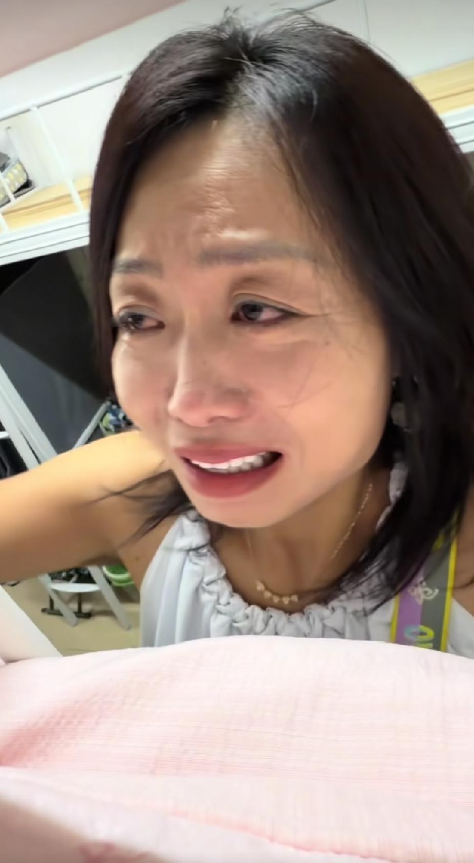 宿舍里，妈妈踮起脚尖吻了一下床上的女儿，女儿说出的一句话，让妈妈瞬间绷不住泪流满