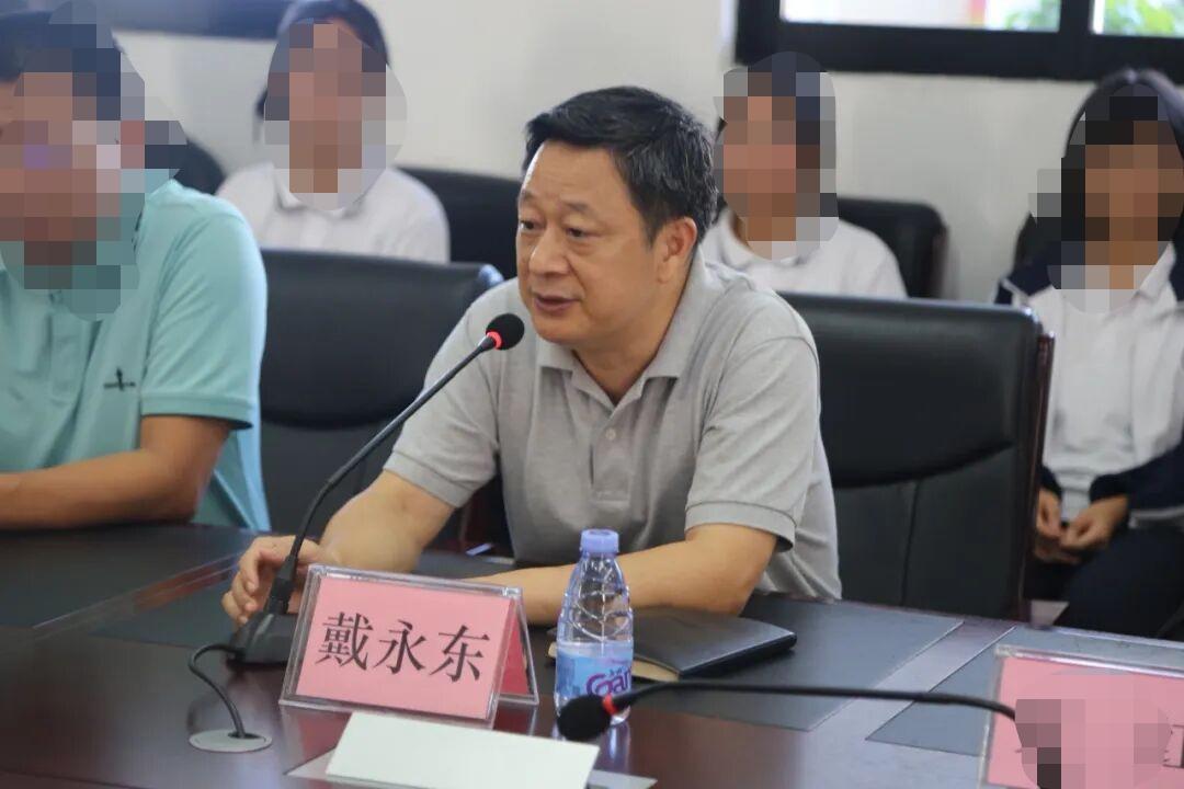 中学政治高级教师
珠海市先进教育工作者
       曾任珠海一中党委委员、副校