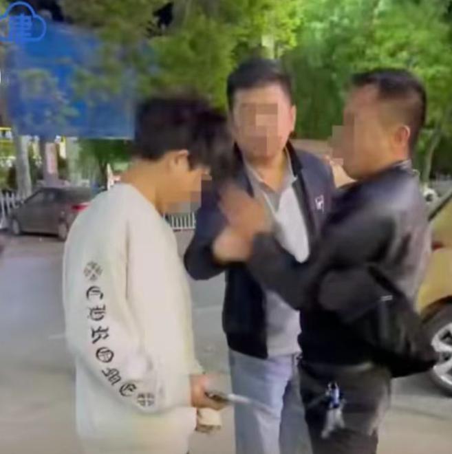 马上进自家小区，13岁男孩平白无故被陌生人从背后猛踹一脚！

陕西定边县，4月2