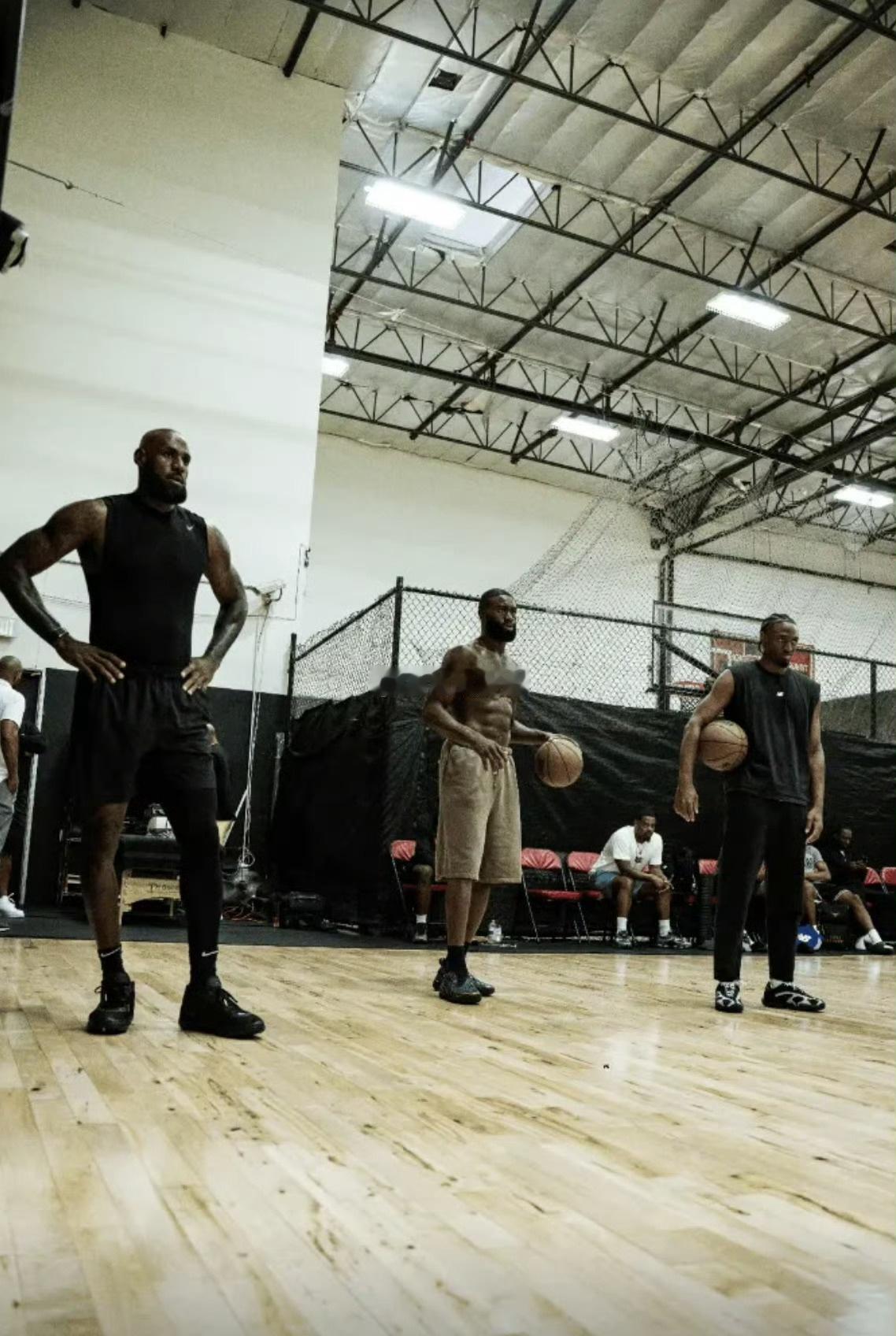 【詹姆斯马克西杰伦布朗三人合练】 8月20日消息，NBA球员私人训练师克里斯-约
