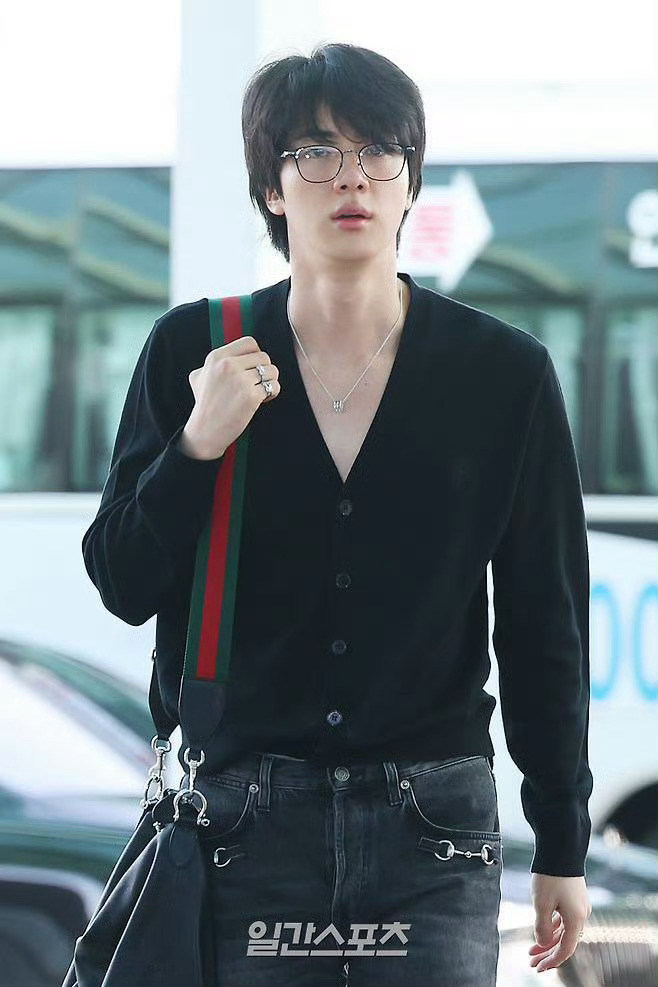 今日机场高清素颜新闻图出境的BTS金硕珍 清纯无遮挡闪闪发光的美貌真的是Lege