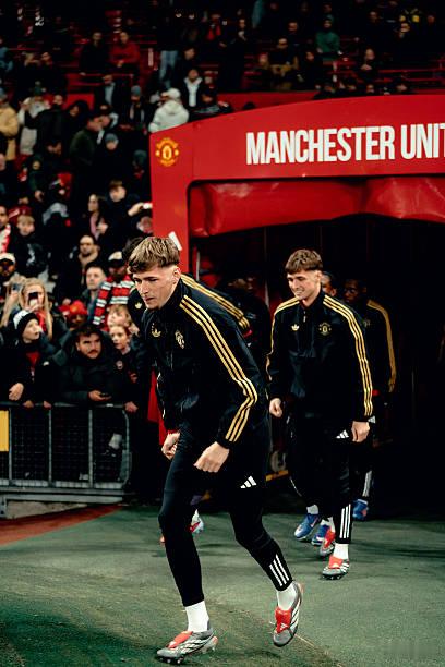 曼联vs纽卡斯尔 比赛进行到第35分钟，杰克-弗莱彻、泰勒-弗莱彻一齐从替补席起