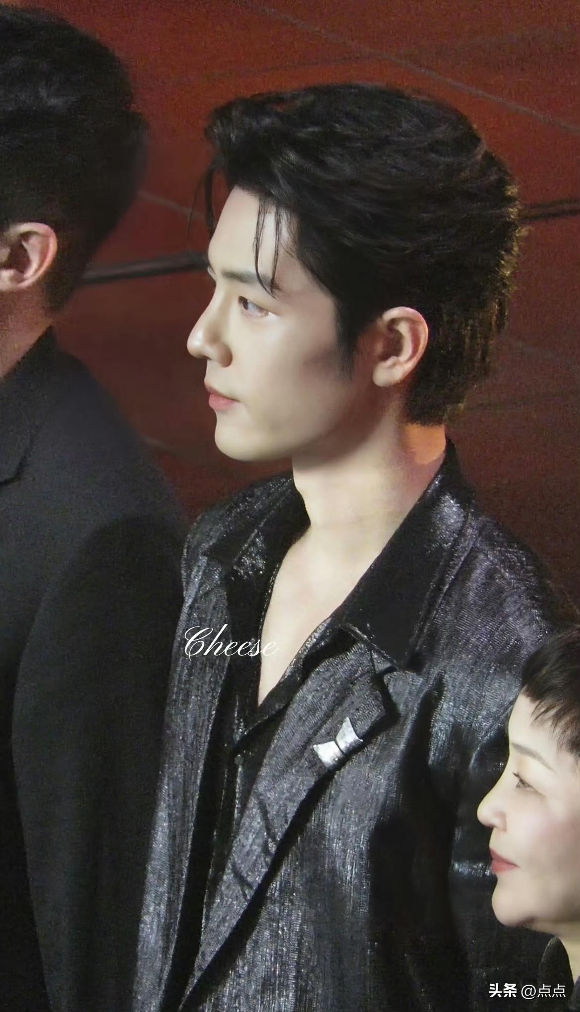 春日生活打卡季每次看到肖战站姐那句“爱不愚人”“相机没有为别人举起过”，都会被狠