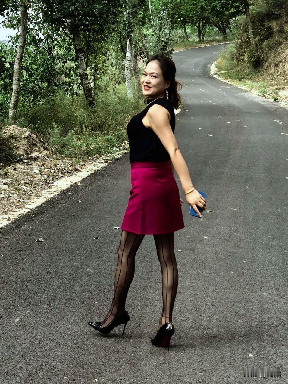 女人三十岁后还适合穿短裙吗