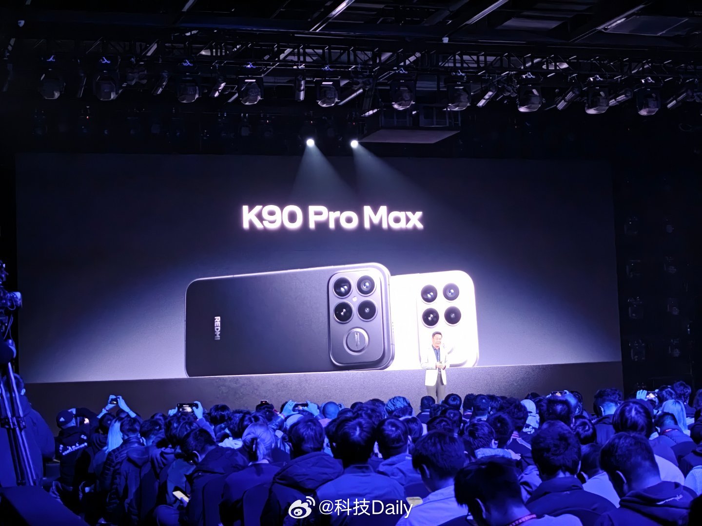REDMI K90 Pro Max有流金白、黑色、丹宁色三色可选，特别推荐丹宁色