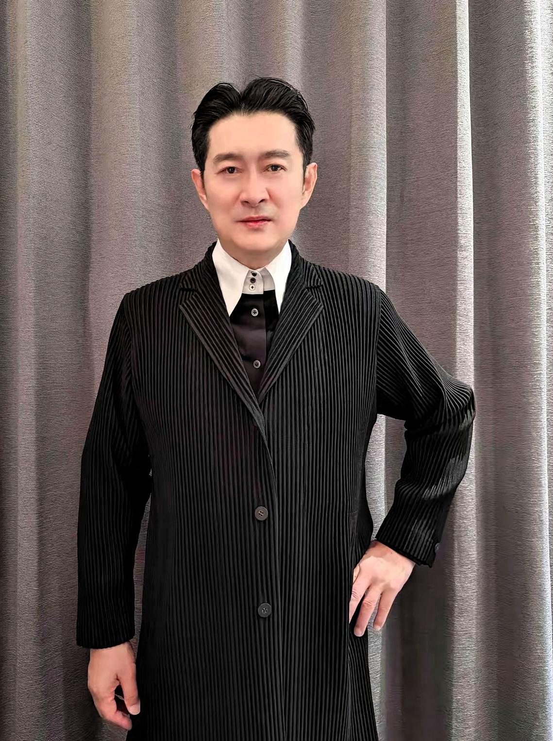 黄安这个人不能细打量

长得帅也就算了
还青春永驻
颜值令人嫉妒

176的大高