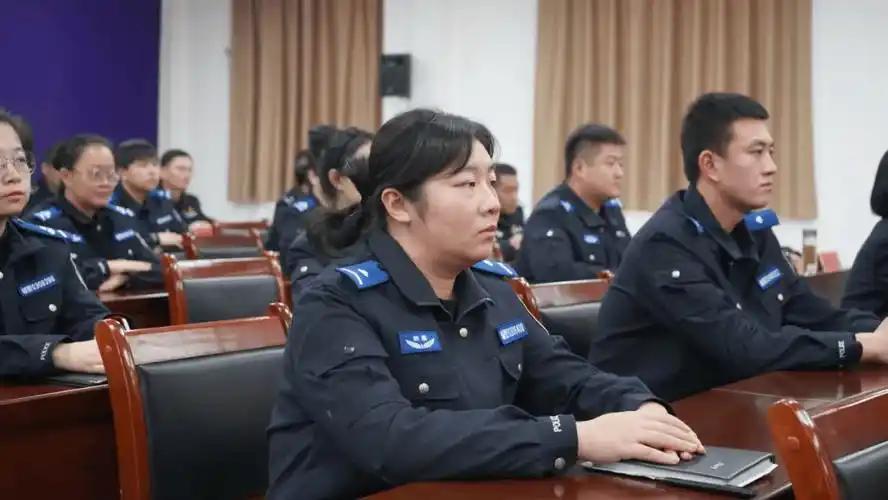 自辅警实行层级管理后，有网友评论：别搞那些虚头巴脑的东西，还不如涨点工资实在！