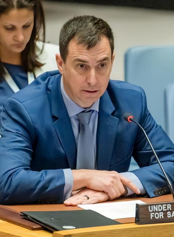 5 月 12 日，以色列本 - 古里安机场闹出一件少见的事。

联合国副秘书长吉