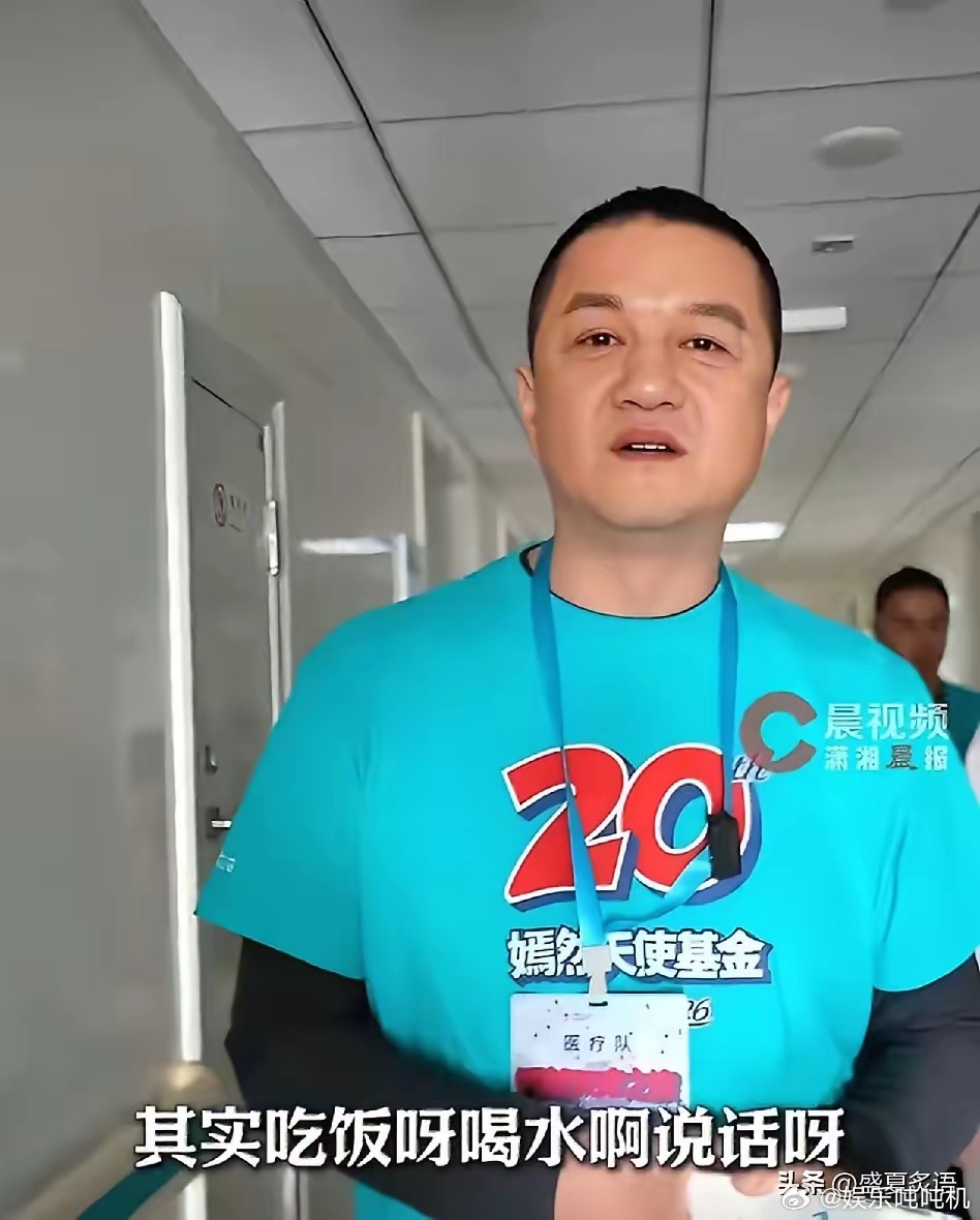 李亚鹏，太难受了！3月15日，李亚鹏更新了视频，没想到的是，他极力抑制着情绪，却