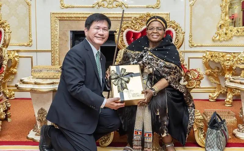 台湾政客这帮人，跑去送钱，就是为了得到这张下跪照片，呵呵，毫无骨气，民进党当局这