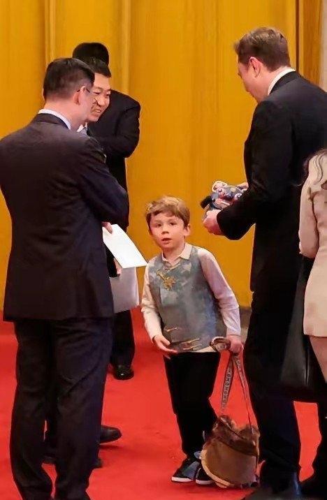 两个原因，一是马斯克认为中国非常值得带小儿子来参观和见识一下，当然，也是见证特朗