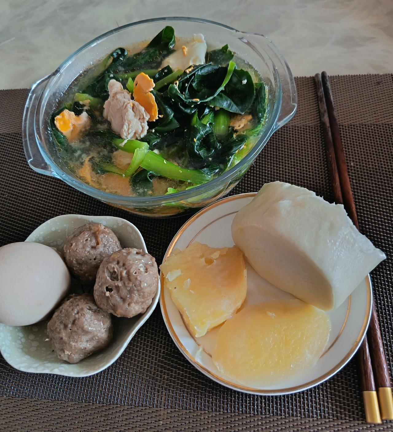 今天早上在抚河菜市场，花了28元买了一板鸡蛋。

回家路过“好味道”面馆，老板娘
