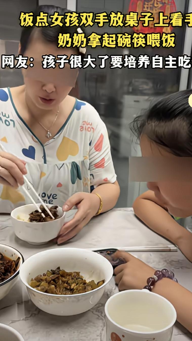 不知道有的家长怎么想的，明明是正常孩子，他们看孩子在玩手机，不想耽误孩子玩手机的