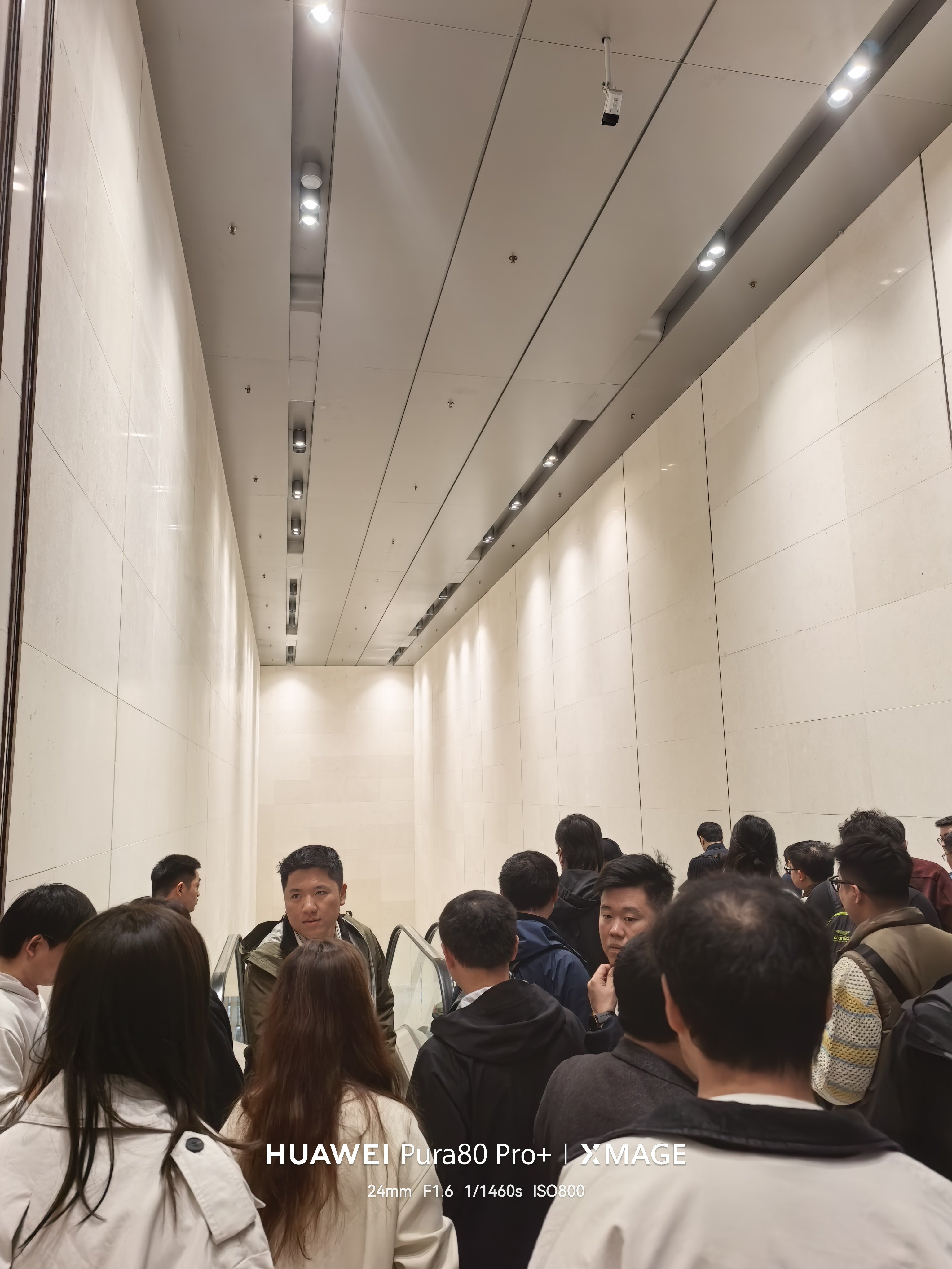 人太多导致现场的电梯罢工，目测电机烧了。 