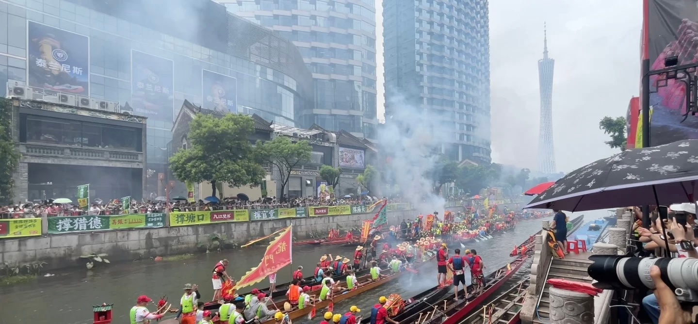 房东运动会广州赛龙舟，CBD下的运动会，现代都市和传统文化结合的运动会。岸上不能