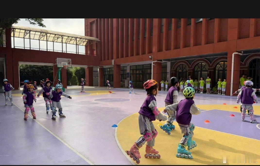 我小时候体育课不这样 记忆里体育课是跑不完的操场圈，可这儿的孩子在街舞中释放个性