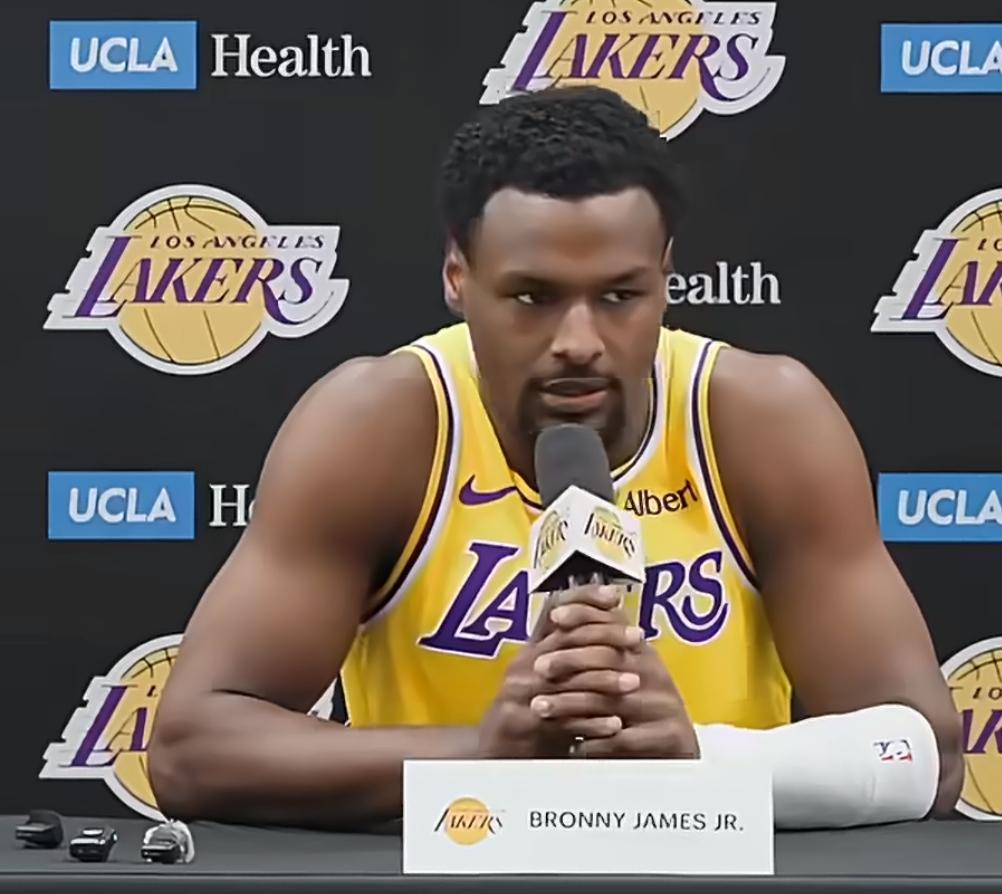 美媒锐评：布朗尼水平达不到NBA球员标准
近日，美媒对詹姆斯大儿子进行评论说：“