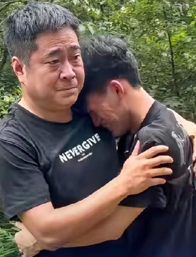 泪目！湖南，男子考试结束先去父母坟前祭拜。转身他朝表哥尹世民跪下：哥，没有你就没