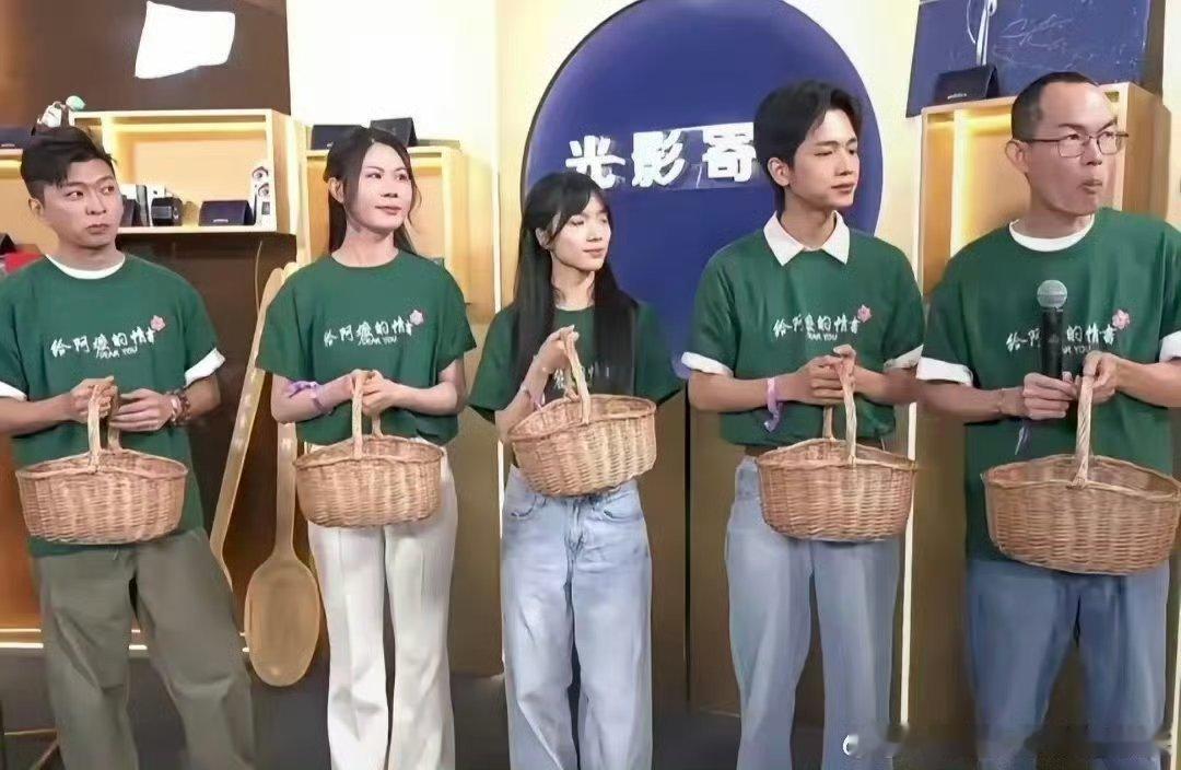 给阿嬷的情书路演衣服洗到发白电影《给阿嬷的情书》剧组因连续两个月身着一件绿色路演