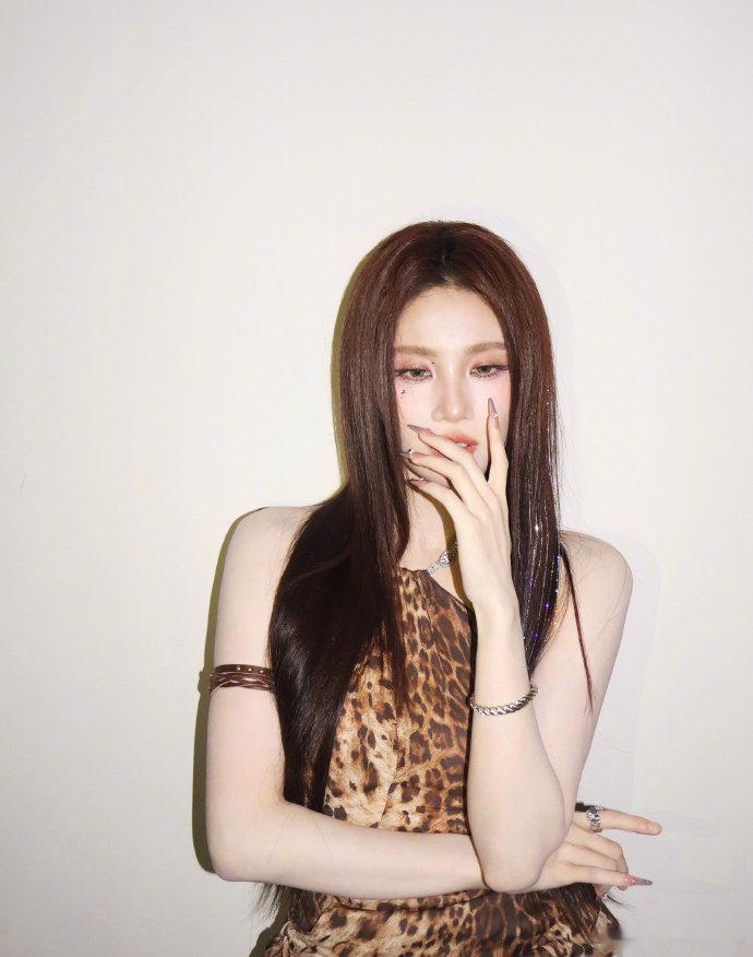 张慧雯二公豹纹造型从温婉到酷飒一键切换，豹纹造型尽显独特魅力，妆造团队太会了！张