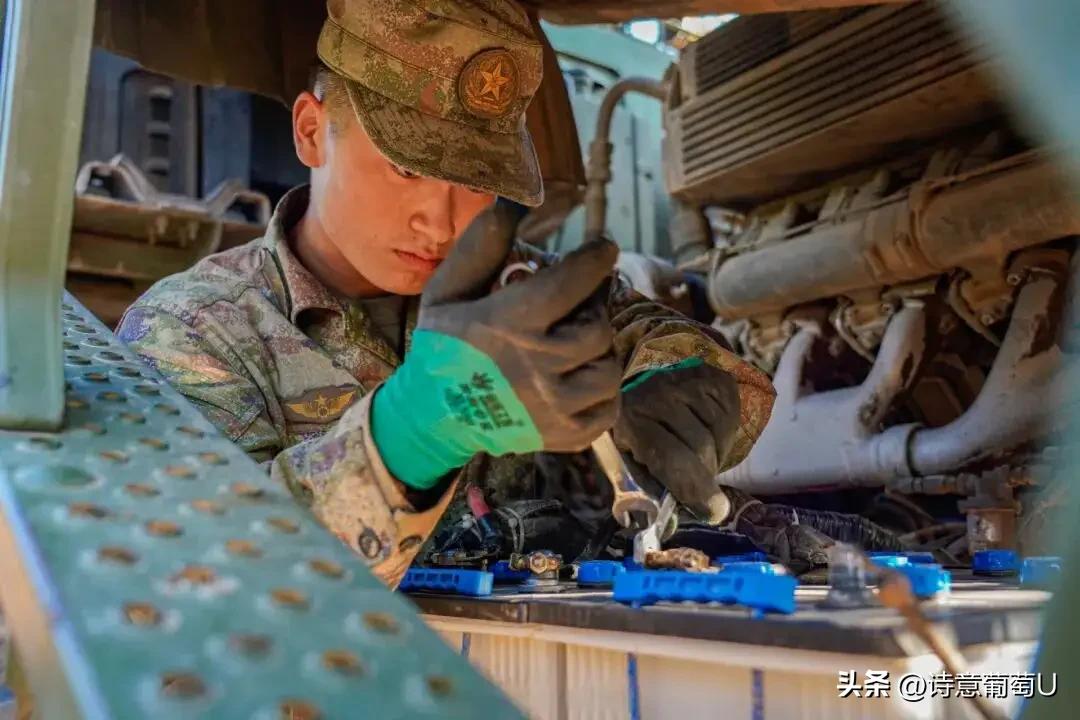 新兵下连选岗有小技巧！这4个岗位技术硬、留队稳，选对方向少走冤枉路。装备维修、通