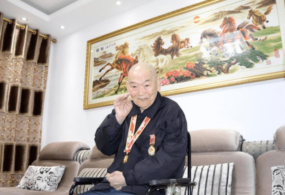 九旬痴呆老人失语却反复念数字，众人疑惑真相，退役军人中心揭秘其不凡背景！
201