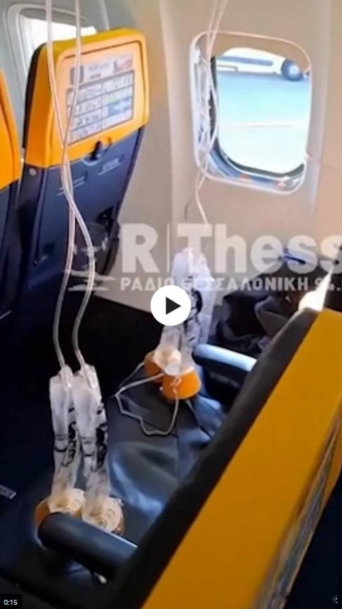 （BBC）据报道，一名乘客在瑞安航空一架飞机上险些在空中被吸出机舱窗户。目击者告