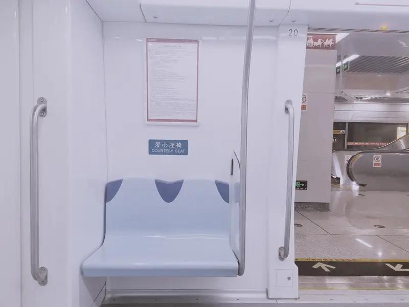 6月22日四川成都，老人地铁上强拽女孩让座，与女孩母亲发生肢体冲突，女孩妈妈怒怼